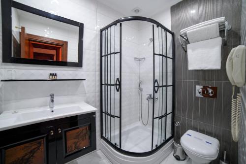 バンドゥルマにあるPanderma Port Hotelのバスルーム(シャワー、洗面台、トイレ付)