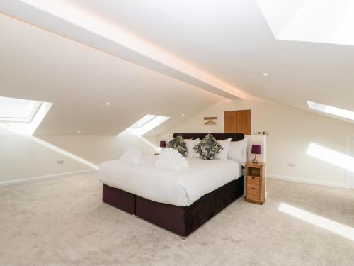 1 dormitorio con 1 cama grande en el ático en Bilsham Meadows en Bristol