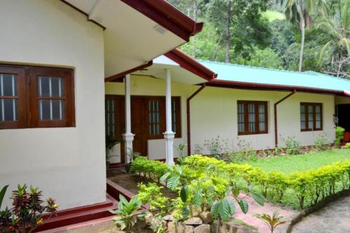巴杜拉的住宿－Bogaspitiya Bungalow，前面有花园的房子