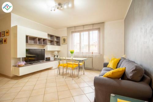 a living room with a couch and a table at La Casina Del 5 by TuscanyWeGo in Villa Bertolli