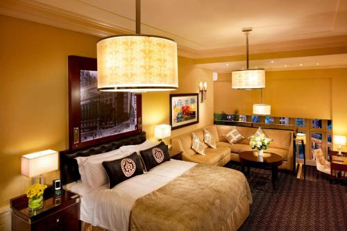紐約的住宿－時代廣場阿爾岡昆酒店，傲途格精選酒店，酒店客房,配有床和沙发