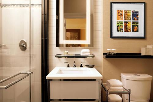 紐約的住宿－時代廣場阿爾岡昆酒店，傲途格精選酒店，一间带水槽、淋浴和卫生间的浴室