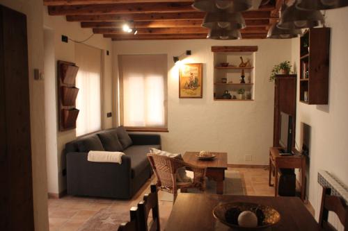 sala de estar con sofá y mesa en L'Urdet, en Sant Llorenç de Morunys