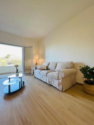 a living room with a couch and a table at Casa di Tinny in Barbusi