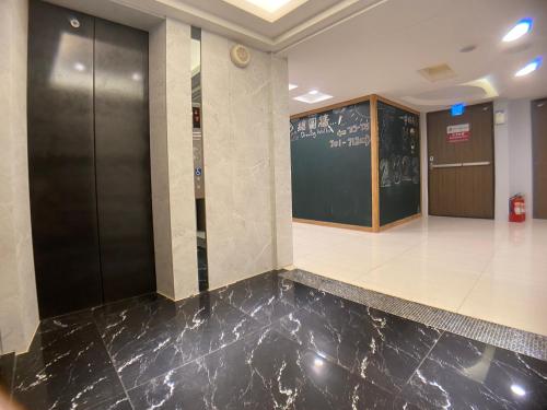un couloir dans une école avec un tableau noir dans l'établissement Taichung saint hotel, à Taichung