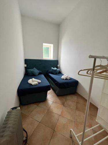 - une chambre avec 2 lits bleus dans l'établissement Fisherman House - Sorrento Coast, à Sorrente