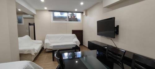Montequinto apartamento 50m en Semisótano في دوس إرماناس: غرفة بسريرين وتلفزيون بشاشة مسطحة