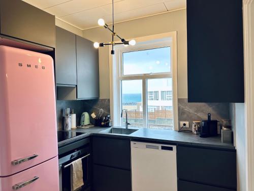 Кухня или мини-кухня в Castle Inn Apartments - Downtown Keflavík
