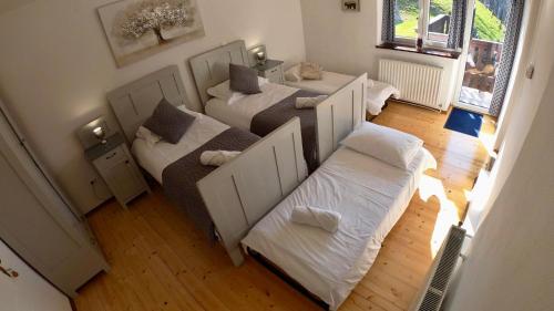 Postel nebo postele na pokoji v ubytování Hisa Brdo Guesthouse