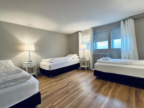 Кровать или кровати в номере Castle Inn Apartments - Downtown Keflavík