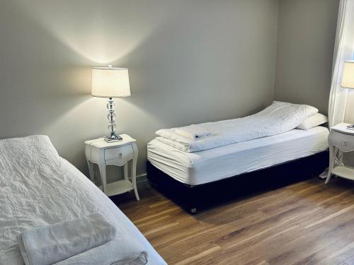 Кровать или кровати в номере Castle Inn Apartments - Downtown Keflavík