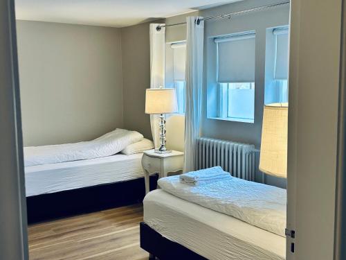 Кровать или кровати в номере Castle Inn Apartments - Downtown Keflavík