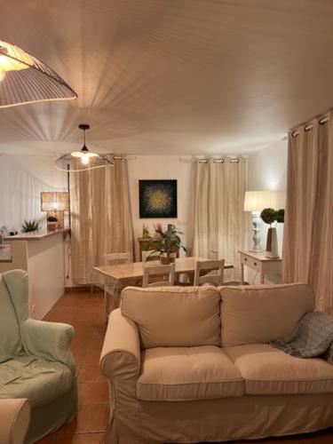 un salon avec un canapé et une table dans l'établissement Ma Rosalie, au Crotoy