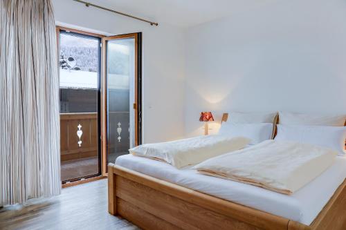 una camera da letto con un grande letto e una finestra di Ferienwohnung Schachen a Garmisch-Partenkirchen