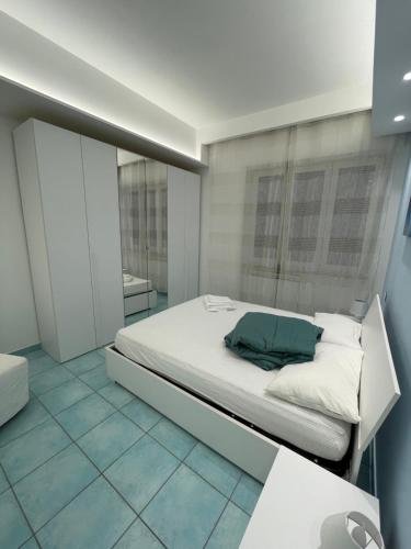 um pequeno quarto com uma cama e uma casa de banho em Smeraldo em Maiori