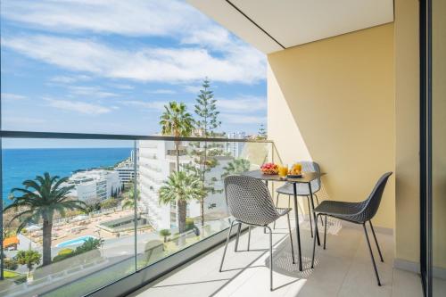 Apartment with ocean view and parking