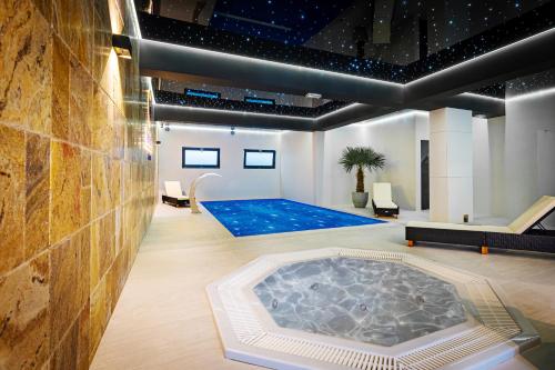 a room with a jacuzzi tub in the middle of a room at Kashubian Resort in Władysławowo