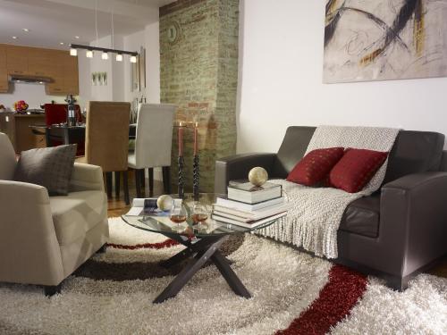 uma sala de estar com um sofá e uma mesa de centro em Les Immeubles Charlevoix - Le 1178 em Cidade de Quebec