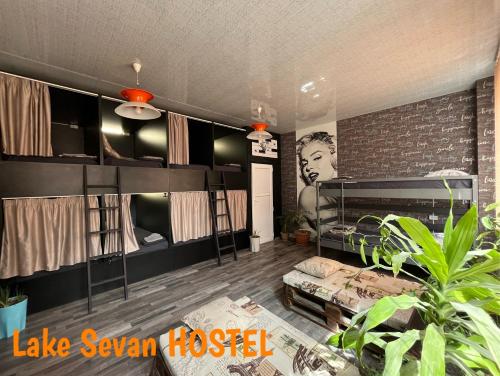 um quarto com beliches e uma parede de tijolos em Lake Sevan Hostel em Sevan