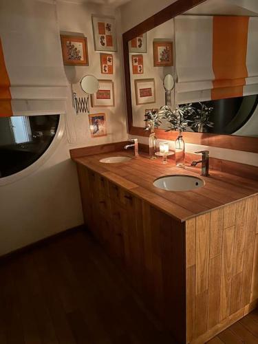 une salle de bain avec un lavabo et un miroir dans l'établissement Villa K Maison archi avec piscine 15 mn PUY du FOU, à Cholet