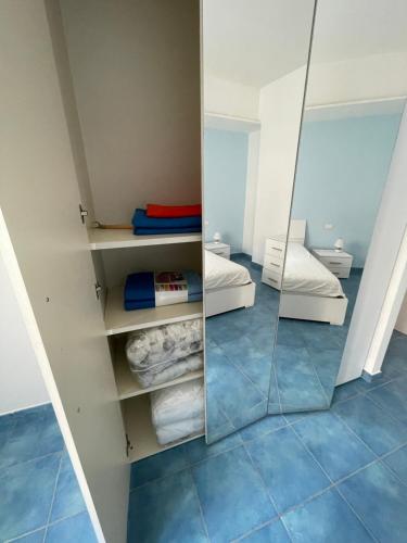 - Baño con espejo y toallas en Zaffiro, en Maiori