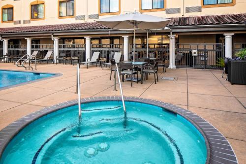 Courtyard by Marriott Houston Rice University Image