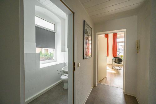 a bathroom with a toilet and a window at Kleine, ruhig gelegene Ferienwohnung in Plauen in Plauen