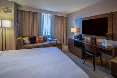Habitación de hotel con cama y TV en Wichita Marriott en Wichita