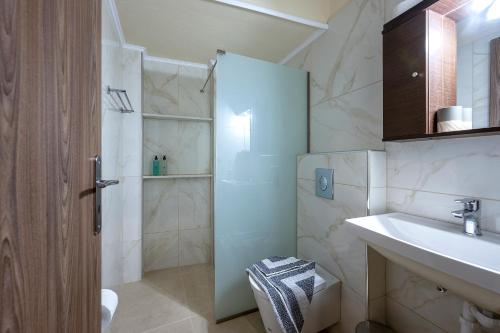 Vannituba majutusasutuses Harbor Harmony Hideout 1min to Beach