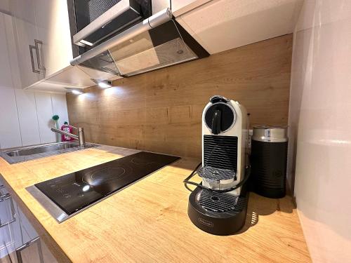 eine Küche mit einem Toaster auf einer Theke in der Unterkunft KNYD'S am MEER in Wenningstedt-Braderup