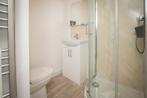 a bathroom with a toilet and a sink and a shower at Self containted 1 Bed modern apartment- Meters from Beach in Great Yarmouth