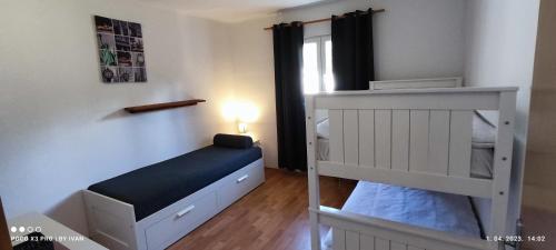 Dormitorio pequeño con litera y escalera en Apartment Glavica, en Goveđari