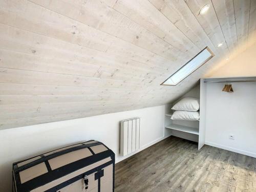 Schlafzimmer im Dachgeschoss mit einer Decke und einem Dachfenster in der Unterkunft Happy HOME in Cierp