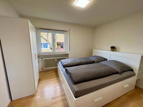 Schlafzimmer mit einem Bett und einem Fenster in der Unterkunft Ferienwohnungen Verma in Schwanau