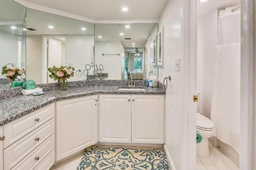 uma casa de banho com um lavatório e um WC em Land's End 3-305 Bay Front - Premier em St. Pete Beach