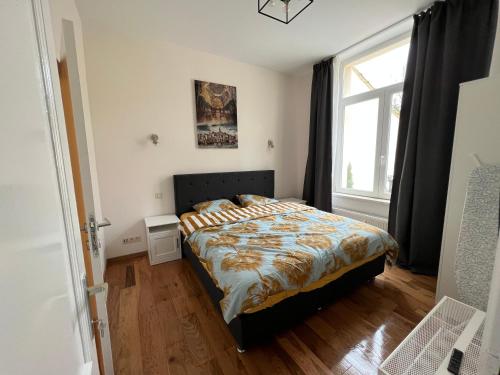 un dormitorio con una cama y una ventana en Design europarlament apartment with private terrace, en Bruselas