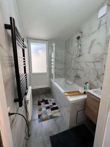 ein weißes Badezimmer mit einer Badewanne und einem Waschbecken in der Unterkunft Design europarlament apartment with private terrace in Brüssel