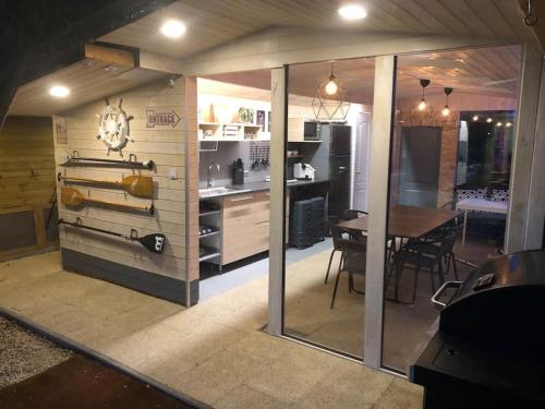 Η κουζίνα ή μικρή κουζίνα στο DOMEGLAMPING at FISHINGLAKE