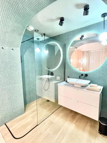 une salle de bain avec un lavabo et un miroir dans l'établissement Les 3 arches - Grenoble, à Grenoble