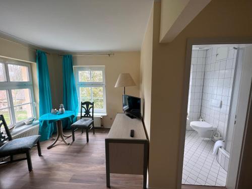 Leipe的住宿－Spreewaldhotel Leipe，客房设有带卫生间和水槽的浴室。