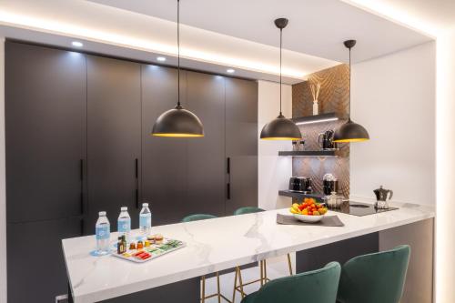 Kuchyňa alebo kuchynka v ubytovaní MARBELLA BANUS SUITES - Marbella Marina Banus Deluxe Apartment Sea Views