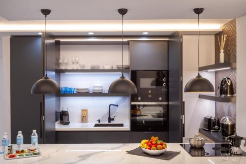 MARBELLA BANUS SUITES - Marbella Marina Banus, Deluxe Apartment, 2BDM-2BHT, Balcony Terrace with Sea and Sunrise Views, Walk Dist-1min to El Corte Ing Luxury Shop & 3min to The Beach, Ideal for Families