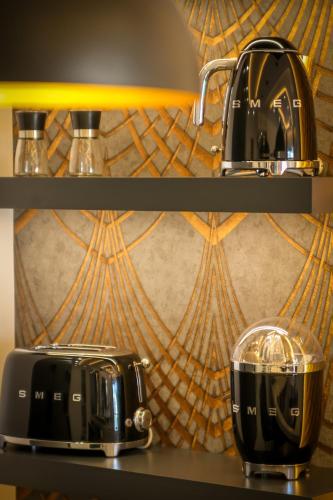 MARBELLA BANUS SUITES - Marbella Marina Banus, Deluxe Apartment, 2BDM-2BHT, Balcony Terrace with Sea and Sunrise Views, Walk Dist-1min to El Corte Ing Luxury Shop & 3min to The Beach, Ideal for Families