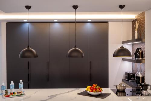 MARBELLA BANUS SUITES - Marbella Marina Banus, Deluxe Apartment, 2BDM-2BHT, Balcony Terrace with Sea and Sunrise Views, Walk Dist-1min to El Corte Ing Luxury Shop & 3min to The Beach, Ideal for Families