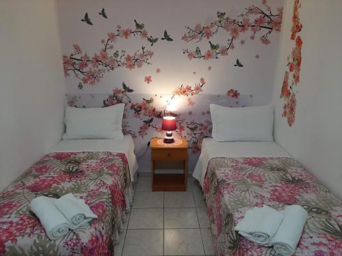 阿格里真托的住宿－terre di girgenti，客房设有两张床和一张带台灯的桌子。