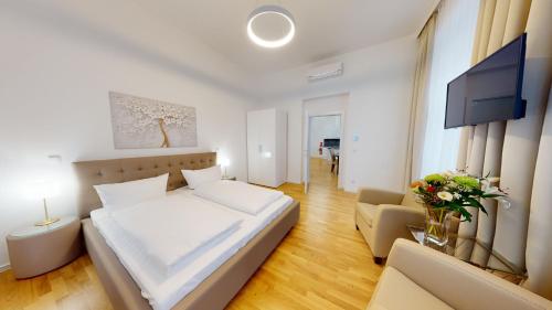 1 dormitorio con cama, sofá y TV en ALON HOMES Vienna - Premium Apartments City Center - Contactless Self-Check-In, en Viena