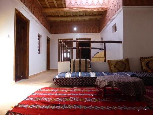 una sala de estar con 2 sofás y una alfombra en Gîte Assafar, en Kalaat MGouna