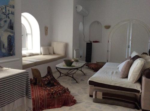 salon z kanapą i stołem w obiekcie Suite Aurora Villa Naïa Domaine Béluga w mieście Sidi el Moujahed