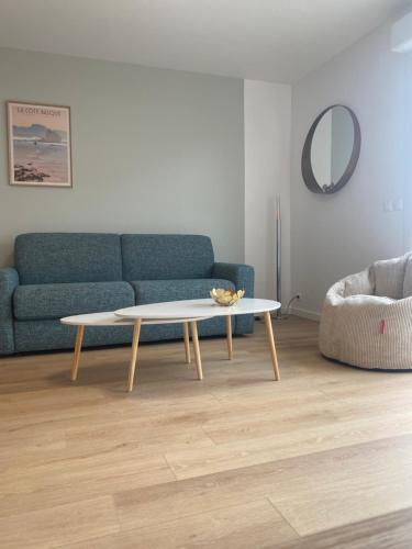un salon avec un canapé et une table basse dans l'établissement Appartement bayonne ellaia, à Bayonne
