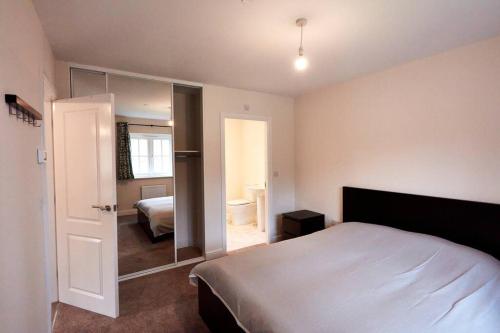 1 dormitorio con cama y espejo en Sea side family rest and holiday en Colwyn Bay